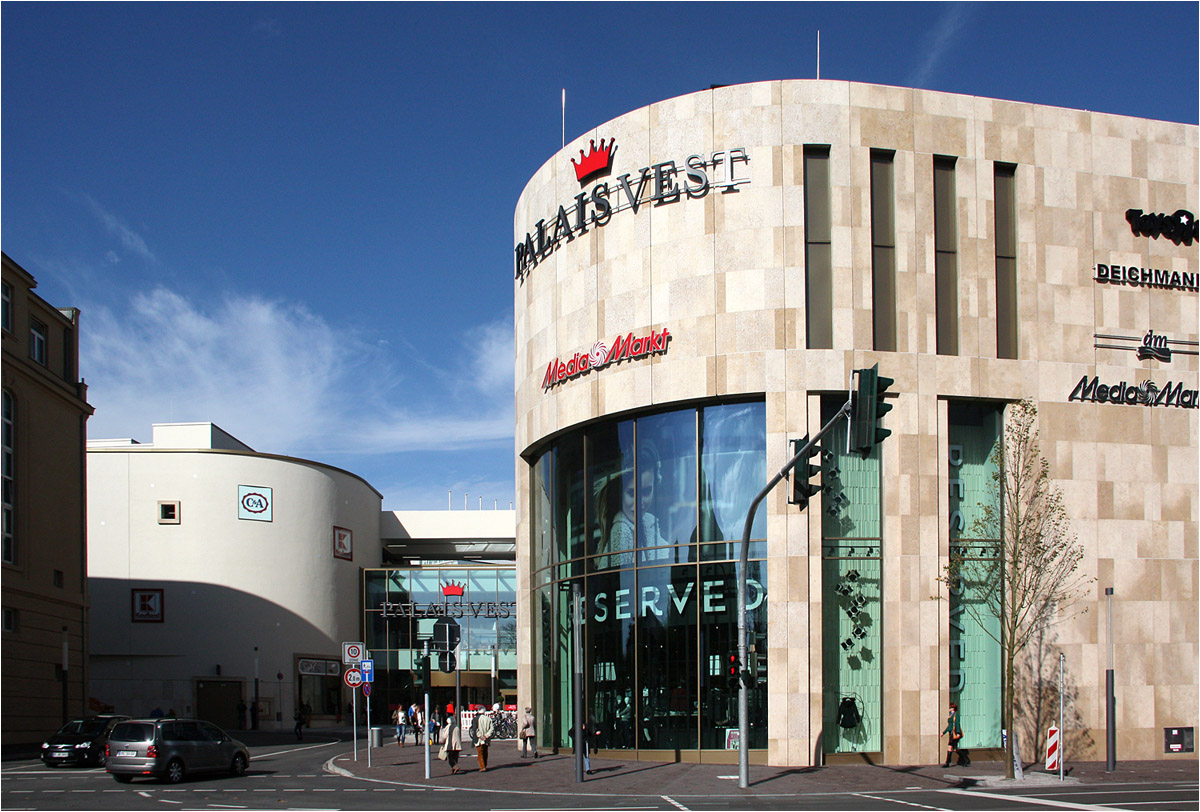 . Shopping Mall 'Palais Vest' in Recklinghausen -

Das Einkaufszentrum besteht aus zwei abgerundeten Bauteilen mit jeweils eigenständiger Fassade, die durch einen schmalen verglasten Zwischenbau verbunden sind.

Oktober 2014 (Matthias)