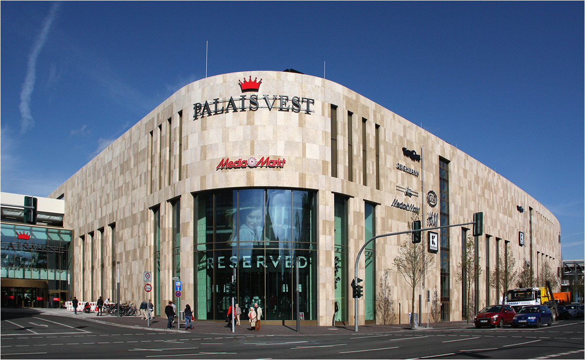 . Shopping Mall 'Palais Vest' in Recklinghausen -

Die dem Rathausplatz gegenüber liegende runde 'Ecke' des Einkaufszentrums.

Oktober 2014 (Matthias)