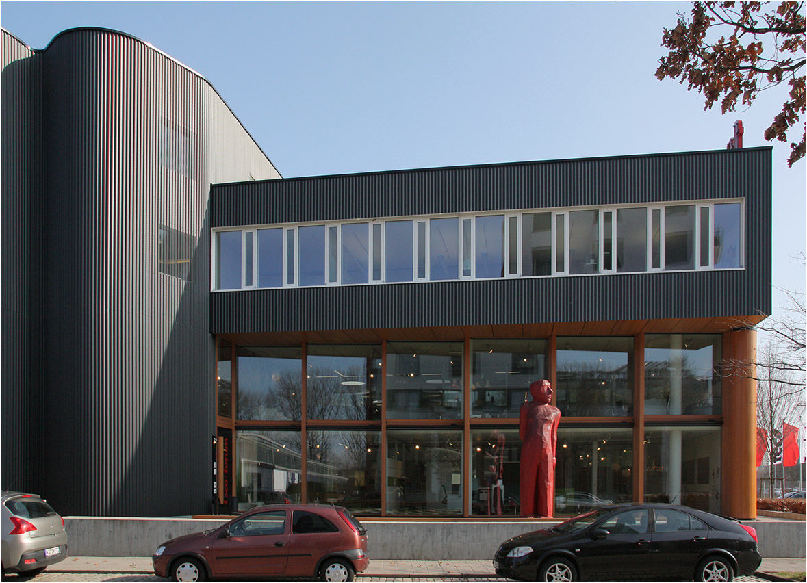 . Showroom und Bürogebäude 'Feco-Forum' in Karlsruhe-Hagsfeld -

In den beiden unteren Geschossen befindet sich der räumlich großzügig gestaltete Ausstellungs- und Verkaufsraum, darüber sind die Bürogeschosse.

März 2011 (Matthias)