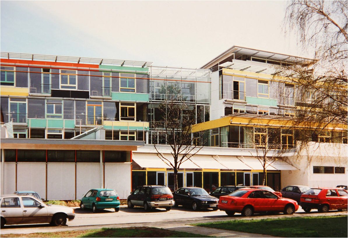 . St. Benno Gymnasium in Dresden -

Die Fassade wurde sehr bunt gestaltet.

1997 (Matthias)