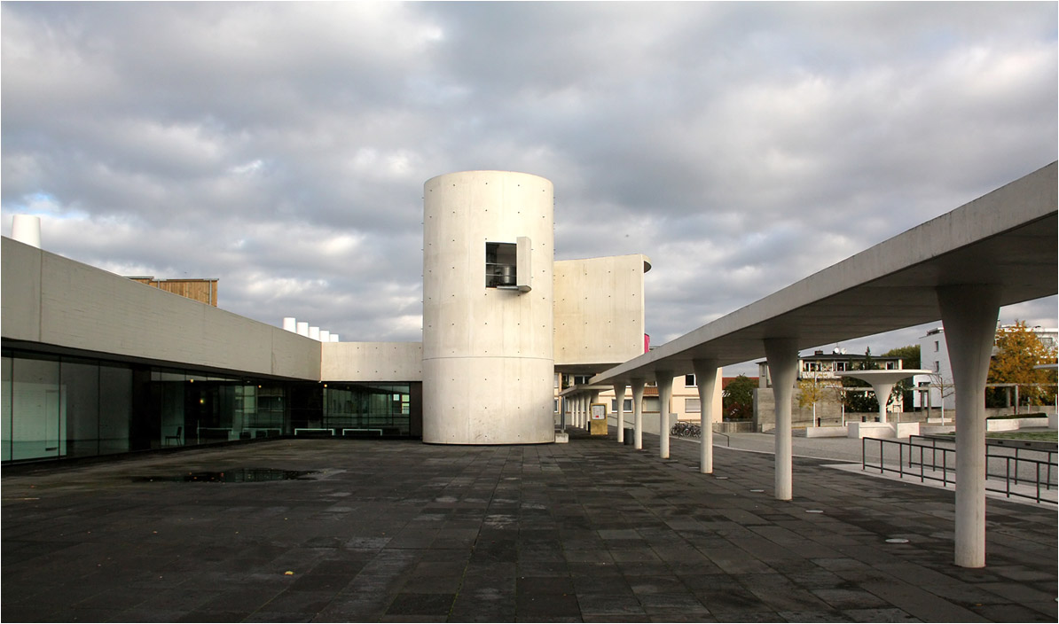 . Staatstheater Darmstadt, Sanierung und neues Eingangsgebäude -

Seitenansicht des neuen Eingangsgebäudes. Links hinter der neuen Glasfassade befindet sich das umgestaltete Foyer. 

Oktober 2013 (Matthias)