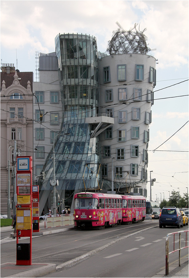 . Tanzendes Haus in Prag -

Der verputzten Lochfassade ist ein schwungvoller verglaster Bauteil zur Seite gestellt.

August 2010 (Matthias)