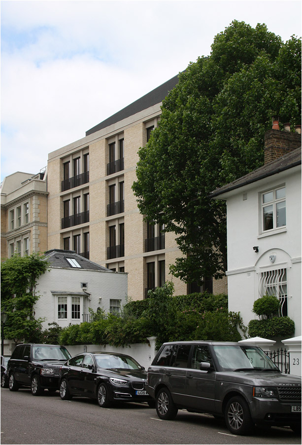 
. The Vere Gardens Residential Deveolopment in London-Kensington -

Der südliche Neubau. Die Fassade hier erinnert an ein Wohngebäude Chipperfield auf dem Stuttgarter Killesberg.

Juni 2015 (M)