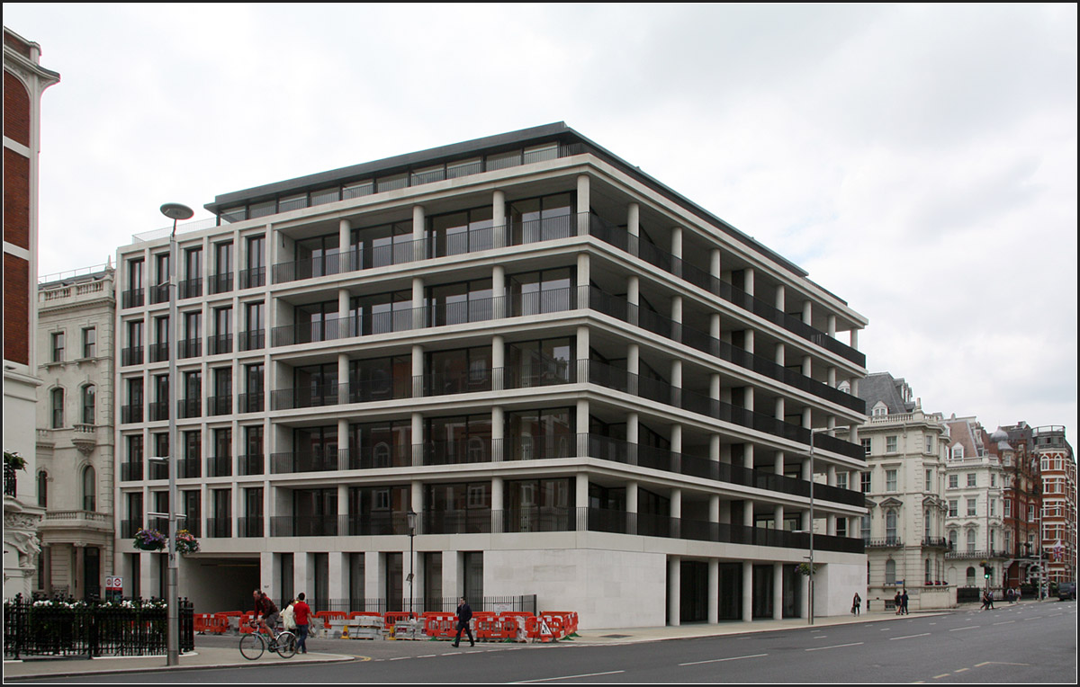 
. The Vere Gardens Residential Deveolopment in London-Kensington -

Das Stirngebäude an der Ecke Vere Gardens und Kensingten Road.

Juni 2015 (M)