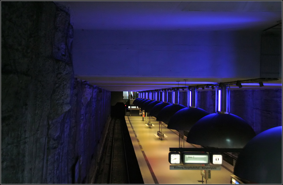 . U-Bahnhof Westfriedhof in München - 

Die Wände und Decken sind blau angestrahlt.

November 2010 (Matthias)