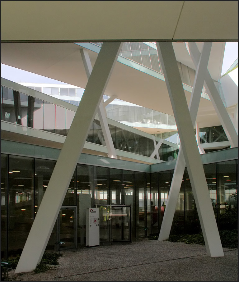 . Verwaltungsgebäude in Allschwil bei Basel -

Die Stockwerke umgeben einen Innenhof. Dort befindet sich der Eingang.

Juni 2013 (Matthias)
