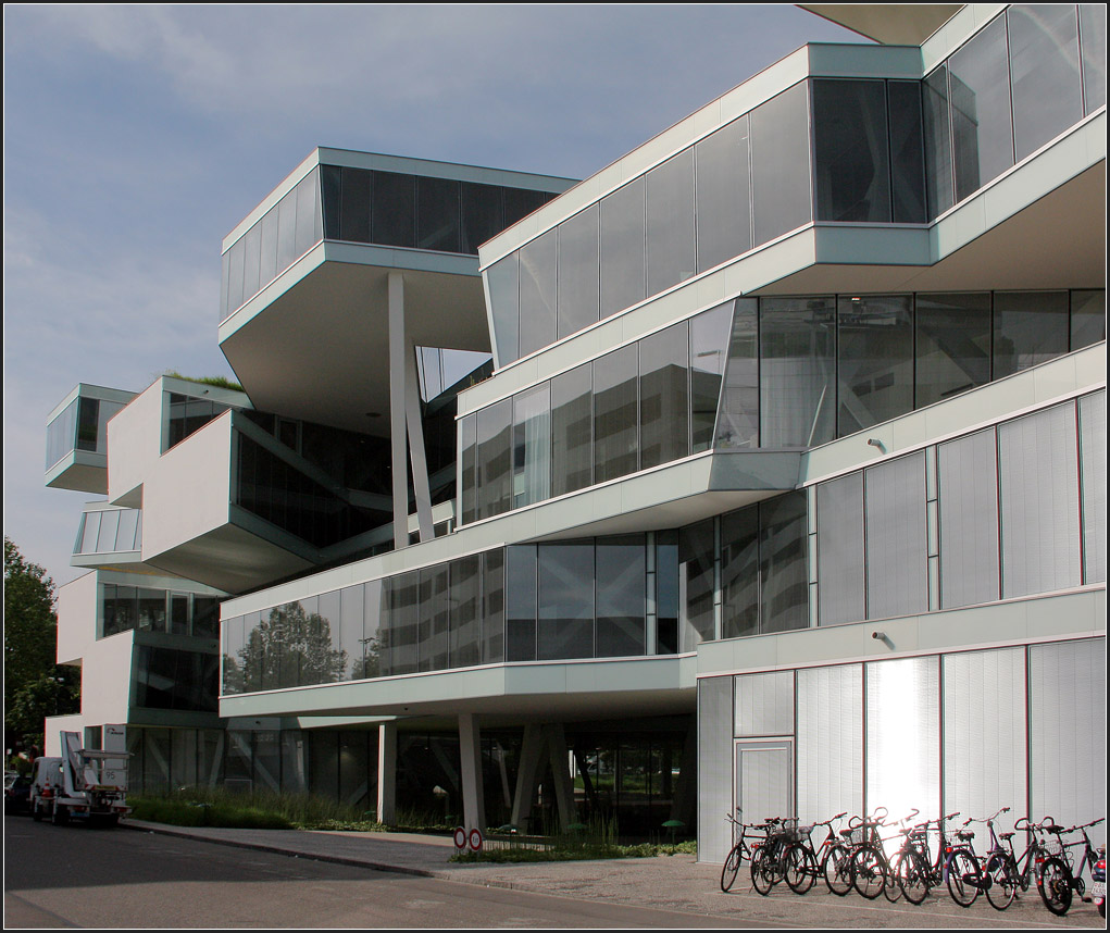 . Verwaltungsgebäude in Allschwil bei Basel -

Nordost-Fassade entlang der Straße Am Bühl.

Juni 2013 (Matthias)