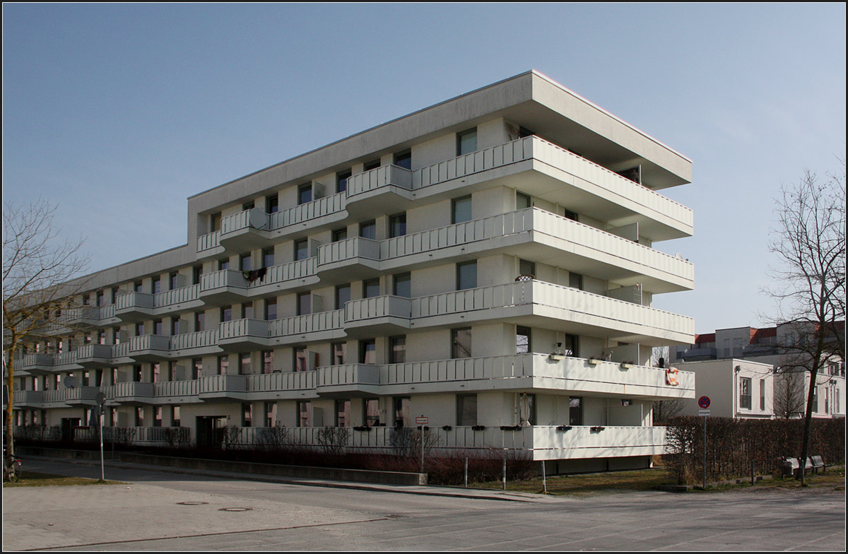 
. Wohnbebauung Helsinkistraße in München-Riem -

2004 wurde diese Wohnanlage der Münchner Architekten Hild und K fertiggestellt. Auffälliges Merkmal sind die Balkongelände.

http://www.hildundk.de/wohnbebauung-und-kita-helsinkistrasse/

März 2015 (Matthias)
