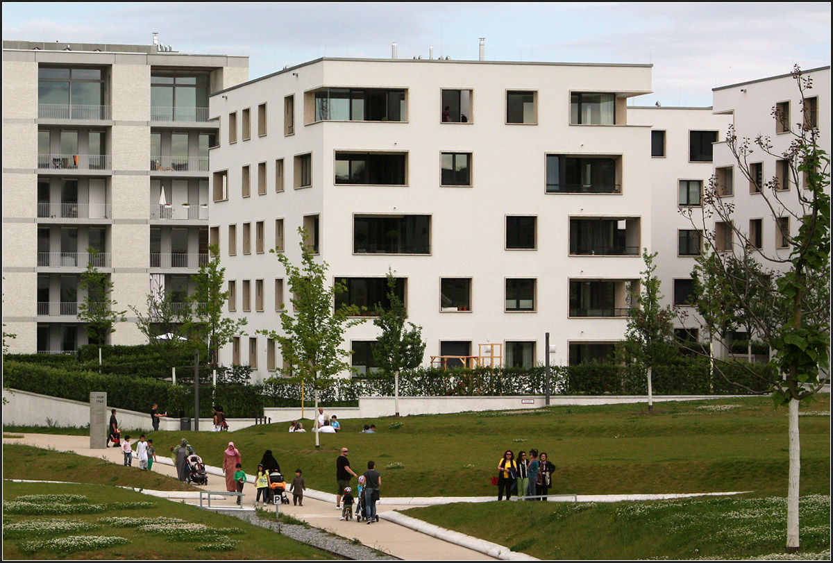 
. Wohnhäuser von Baumschlager Eberle auf dem Stuttgart Killesberg -

Links das Wohngebäude von David Chipperfield Architects.

Mai 2014 (M)