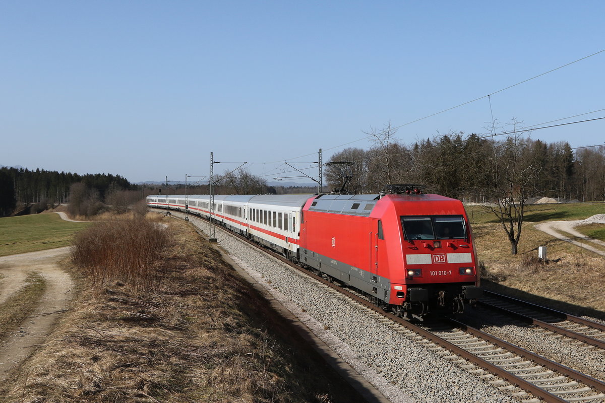 101 010 auf dem Weg nach Freilassing. Aufgenommen am 25. Februar 2021 bei Grabenst�tt im Chiemgau.