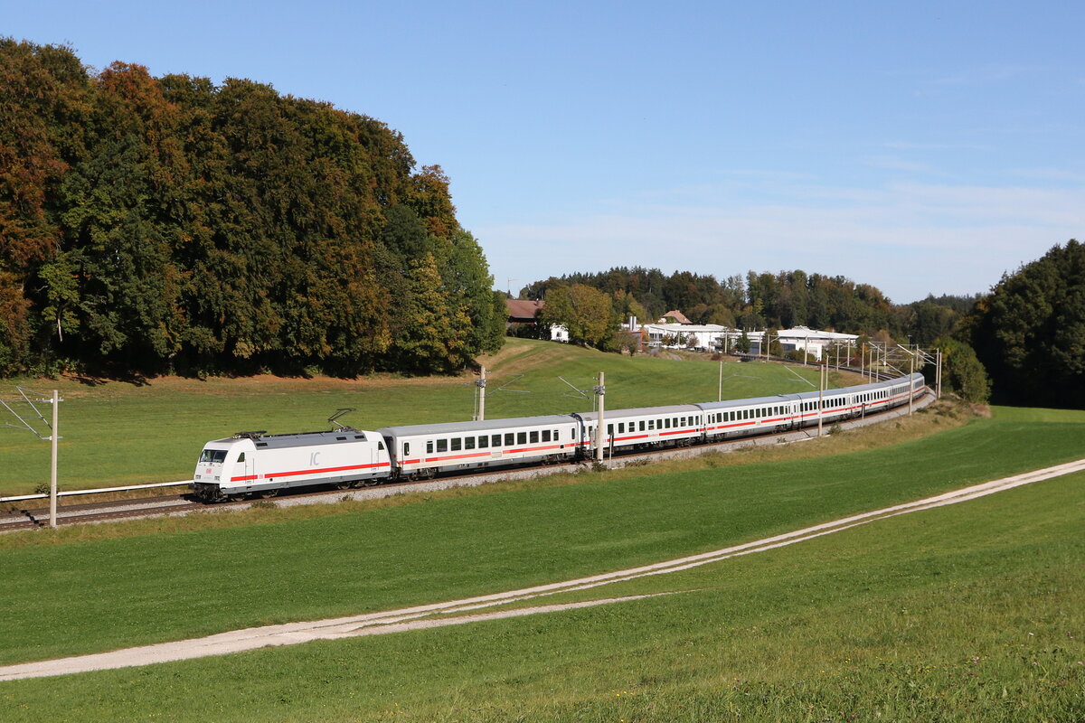 101 013 war mit Schadwagen am 21. Oktober 2023 bei Axdorf im Chiemgau auf dem weg nach M�nchen.