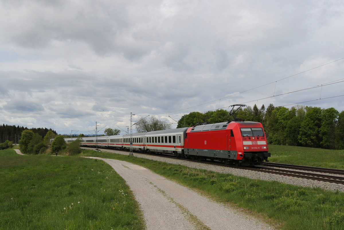 101 014 war am 4. Mai 2020 mit einem  EC  bei Grabenst�tt im Chiemgau in Richtung Salzburg unterwegs.