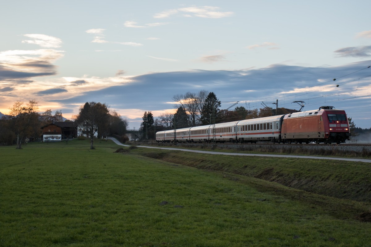 101 024-8 am sp�ten Nachmittag des 6. November 2015 bei �bersee am Chiemsee.