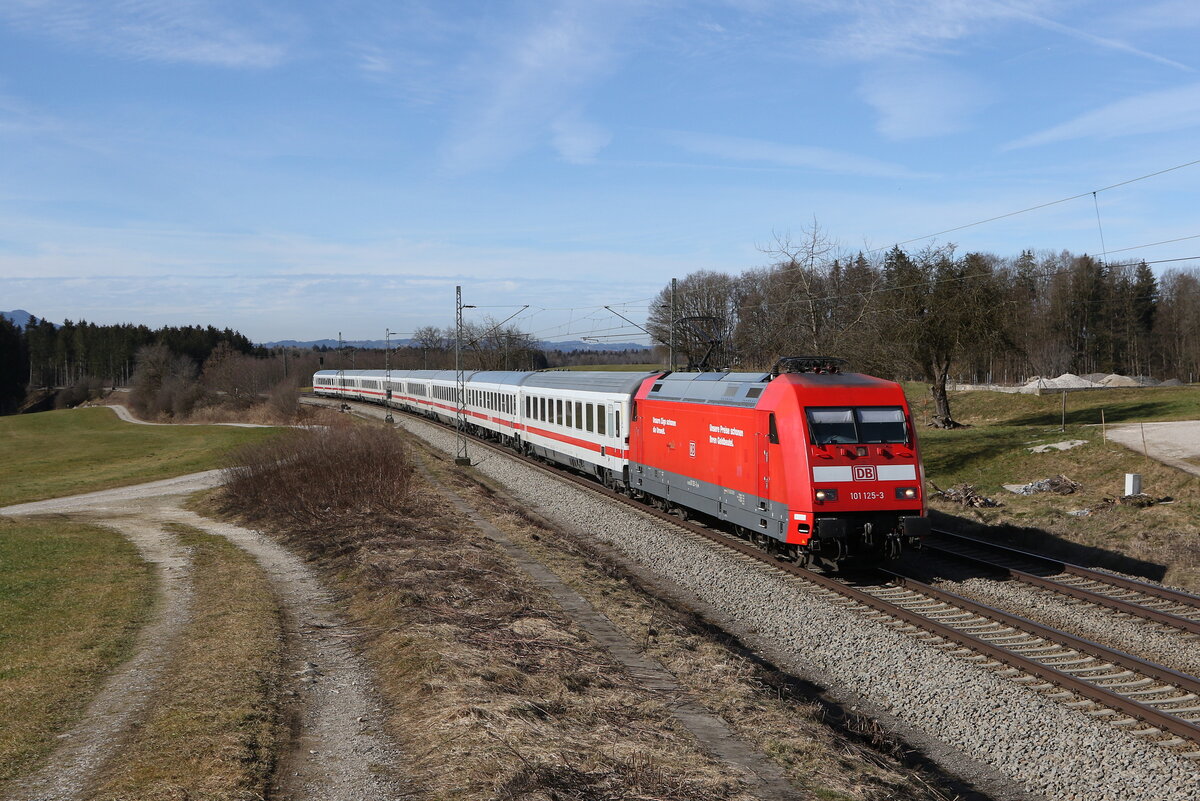 101 025 auf dem Weg nach Salzburg am 22. Februar 2023 bei H�tt im Chiemgau.