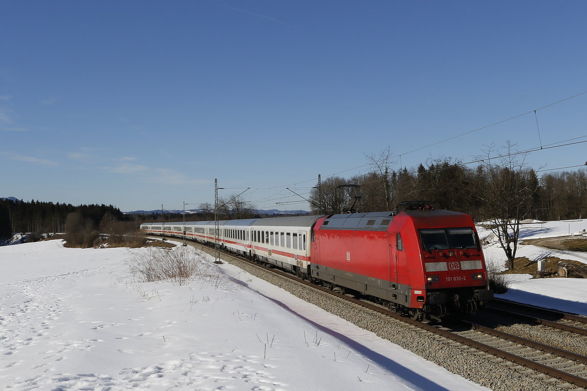 101 036 mit einem EC am 17. Februar 2019 bei H�tt im Chiemgau.