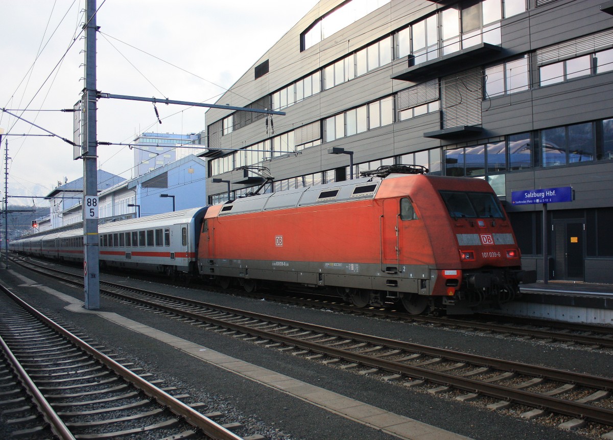 101 039-6 kurz nach der Ankunft im Salzburger Hauptbahnhof am 30. November 2013.