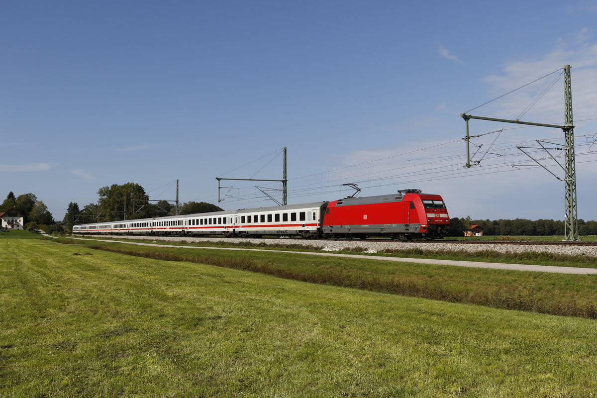 101 048 mit einem EC auf dem Weg nach Salzburg am 19. September 2018 bei �bersee am Chiemsee.