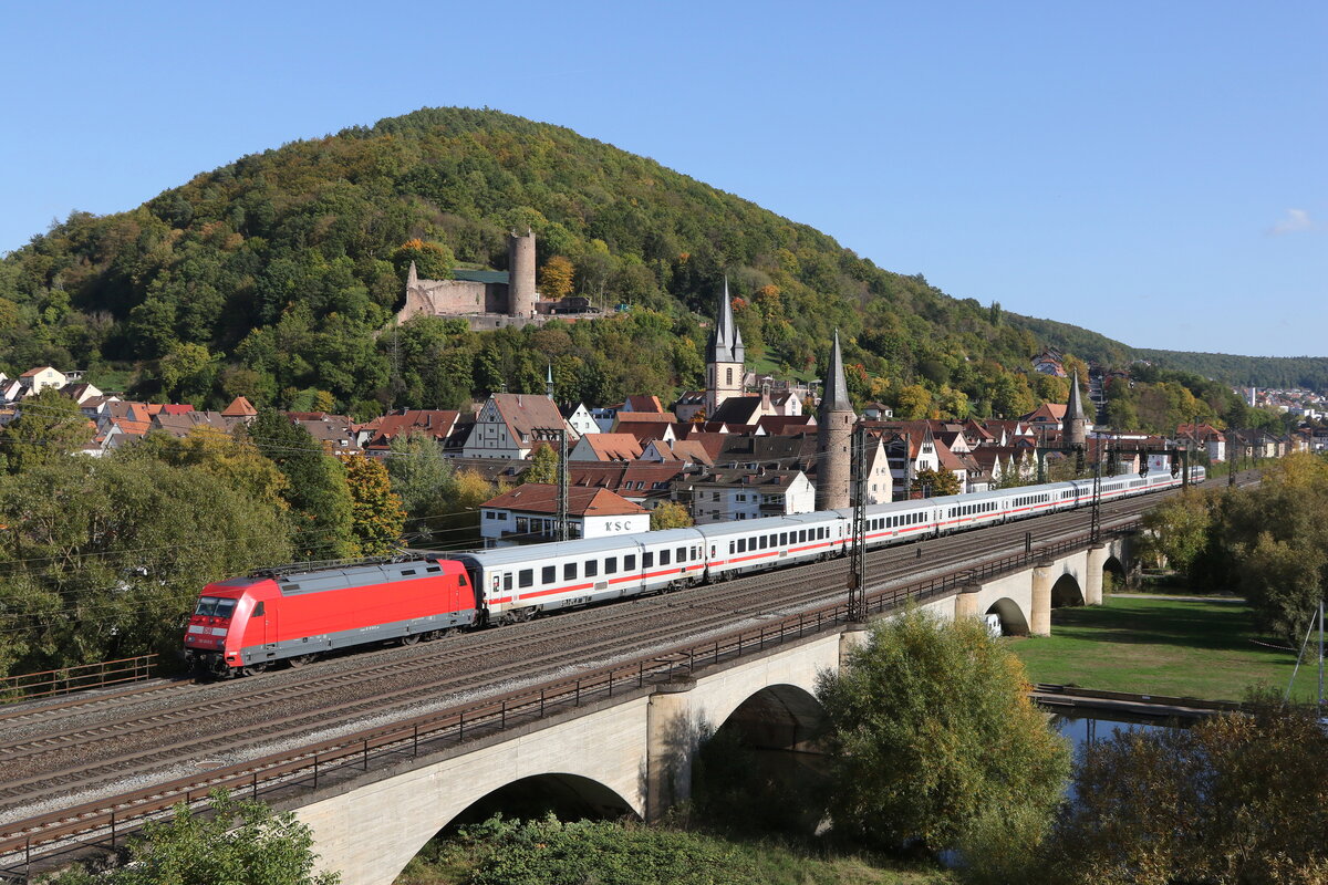 101 060 mit dem  IC K�nigssee  am 10. Oktober 2022 in Gem�nden.