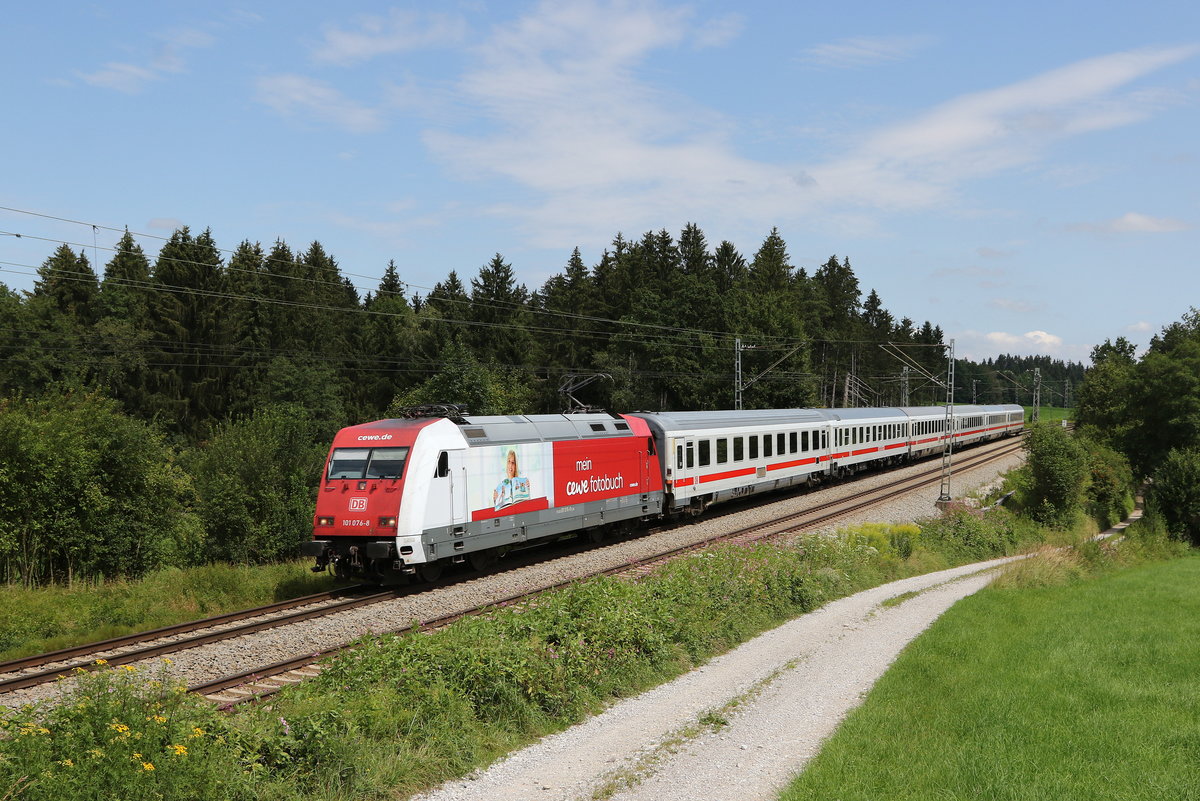101 076 mit dem  IC K�nigssee  aus Berchtesgaden kommend am 6. August 2020 bei Grabenst�tt.