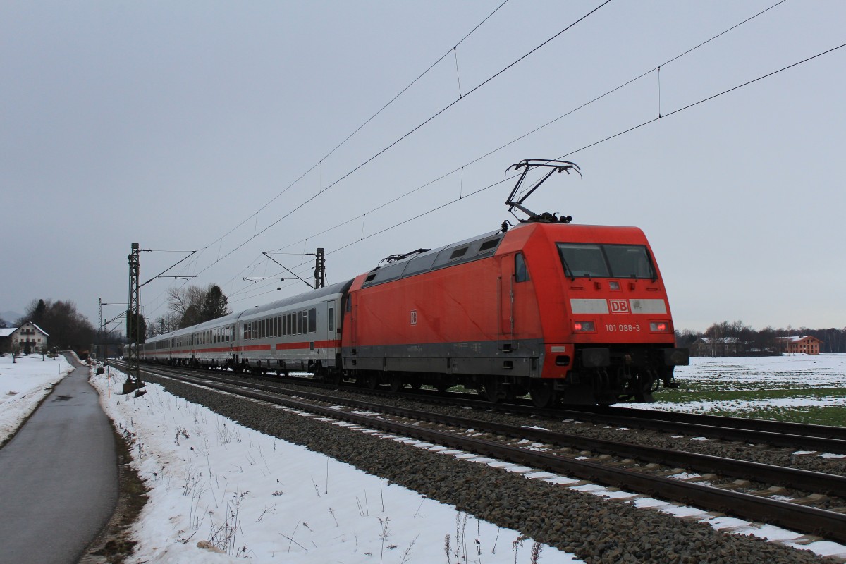 101 088-3 am Zugende eines EC am 15. Dezember 2012 bei �bersee.