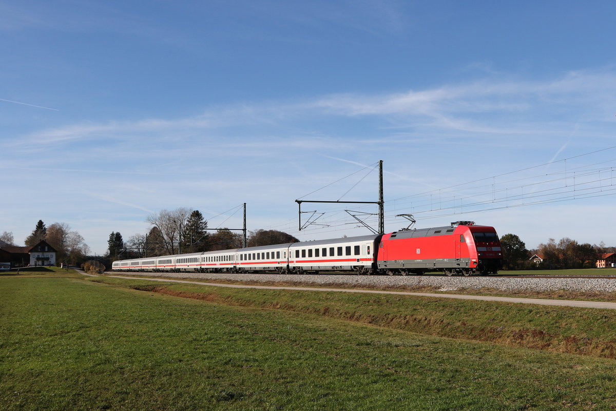 101 088 war am 15. November 2020 bei �bersee in Richtung Freilassing unterwegs.