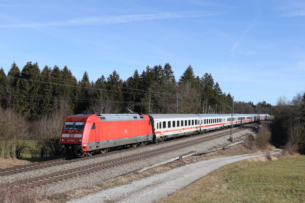 101 096 auf dem Weg nach M�nchen am 21. Februar 20223 bei Sossau im Chiemgau.