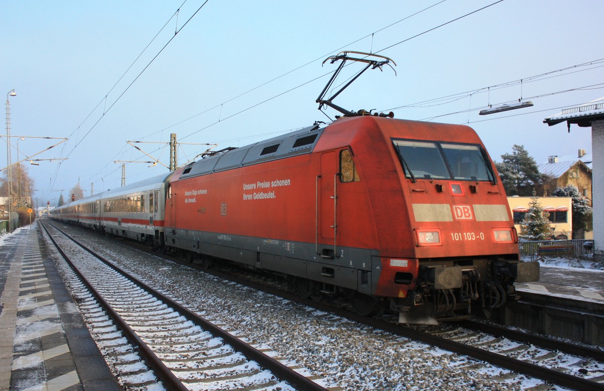 101 103-0 schiebt am 27. November 2013 den EC 390 aus dem Bahnhof von Prien am Chiemsee.