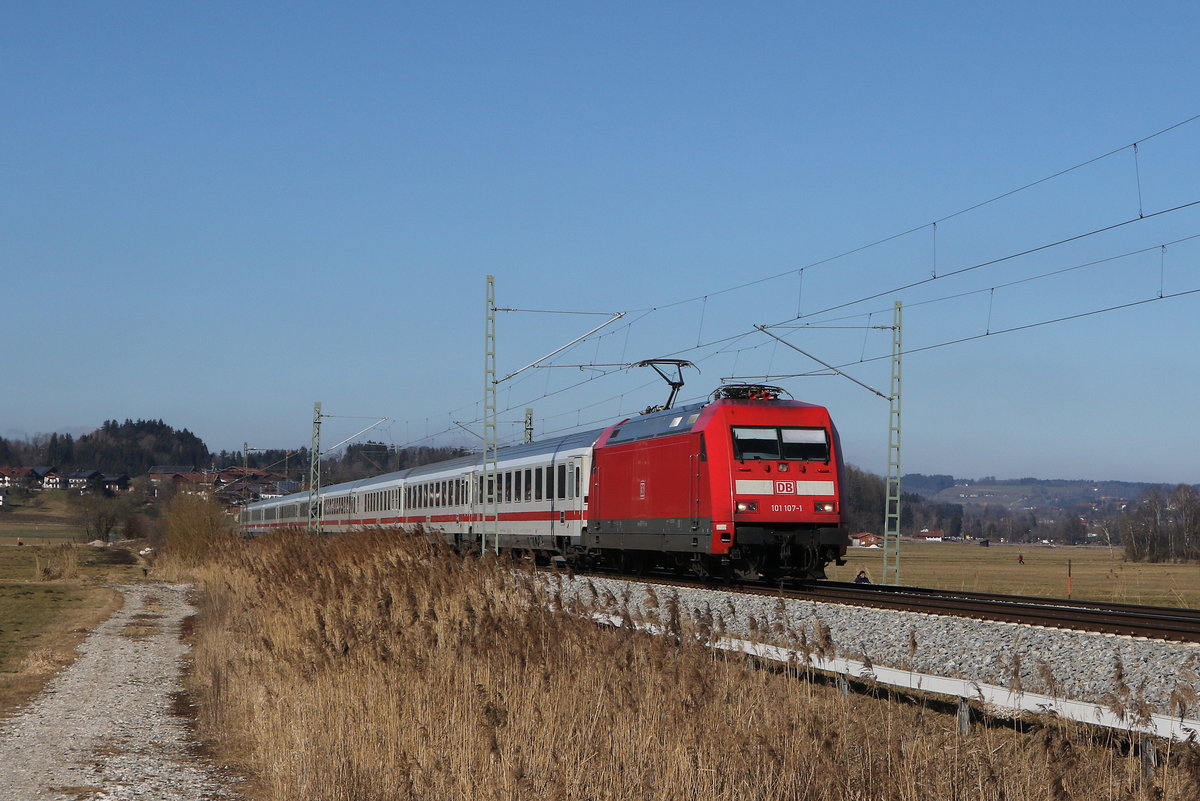 101 107 mit einem EC aus M�nchen kommend am 28. Februar 2021 bei Bernau am Chiemsee.