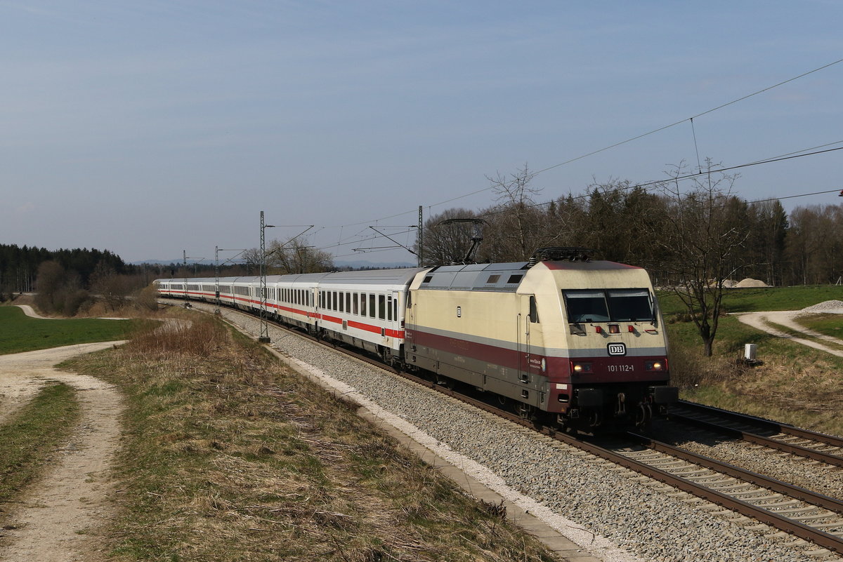 101 112 war am 20. M�rz 2020 mit einem  EC  bei Grabenst�tt in Richtung Salzburg unterwegs.