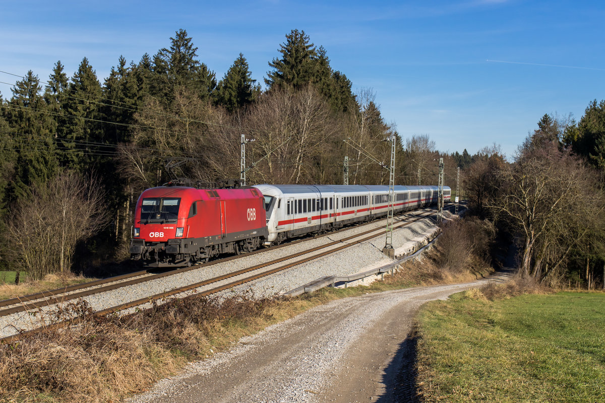 1016 005-1 mit einem  EC  aus Salzburg kommend am 8. Dezember 2016 bei Grabenst�tt.
