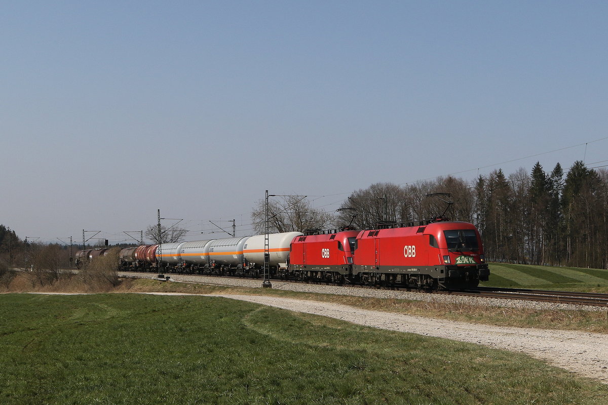 1016 006 und 1116 161 mit einem kurzen Kesselwagenzug aus M�nchen kommend am 28. M�rz 2020 bei Grabenst�tt im Chiemgau.