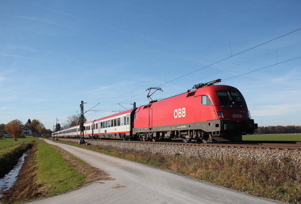 1016 008-5 war am 1. November 2016 mit einem EC bei �bersee am Chiemsee in Richtung Salzburg unterwegs.