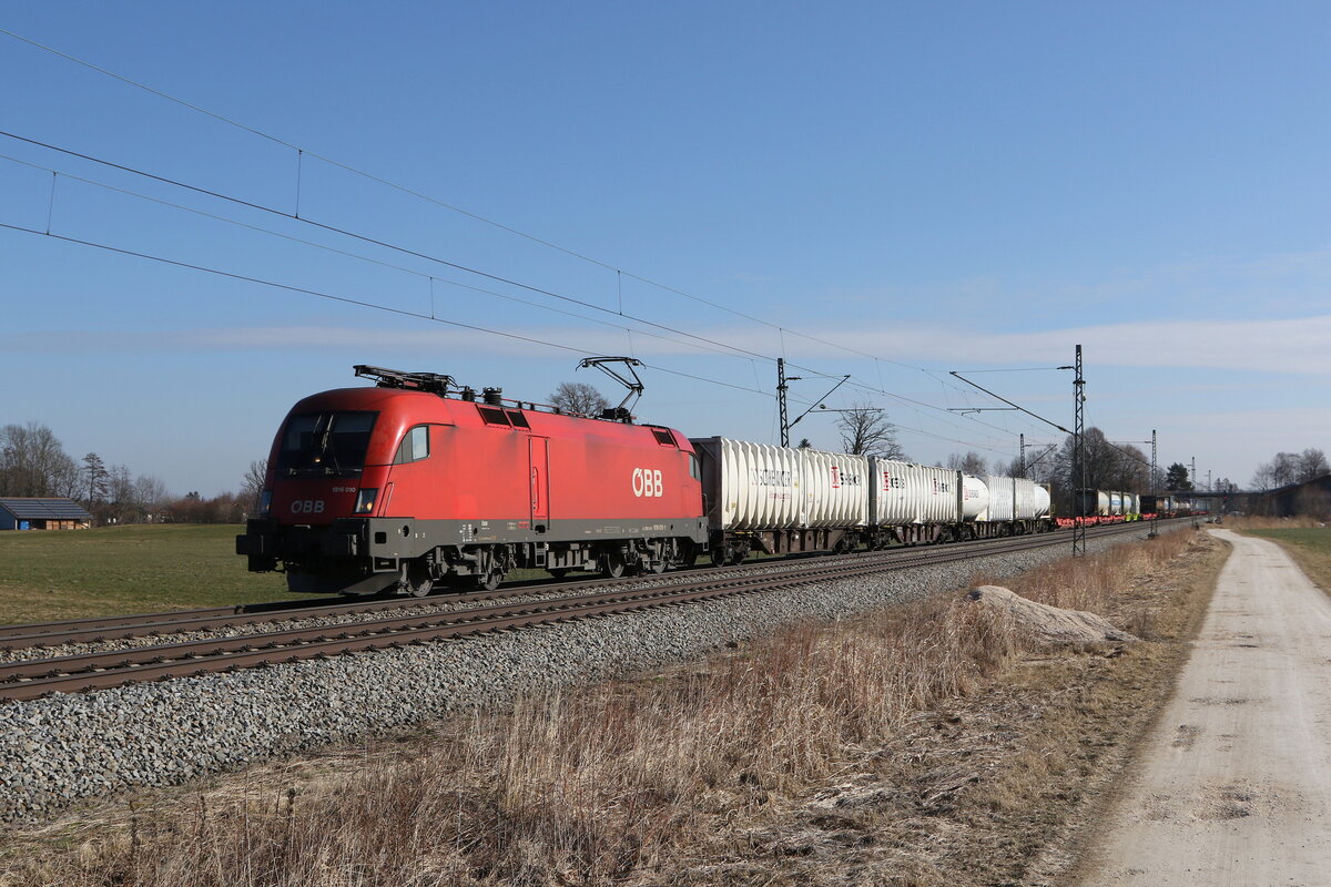 1016 010 mit einem  KLV  aus Salzburg kommend am 28. Februar 2022 bei �bersee am Chiemsee.