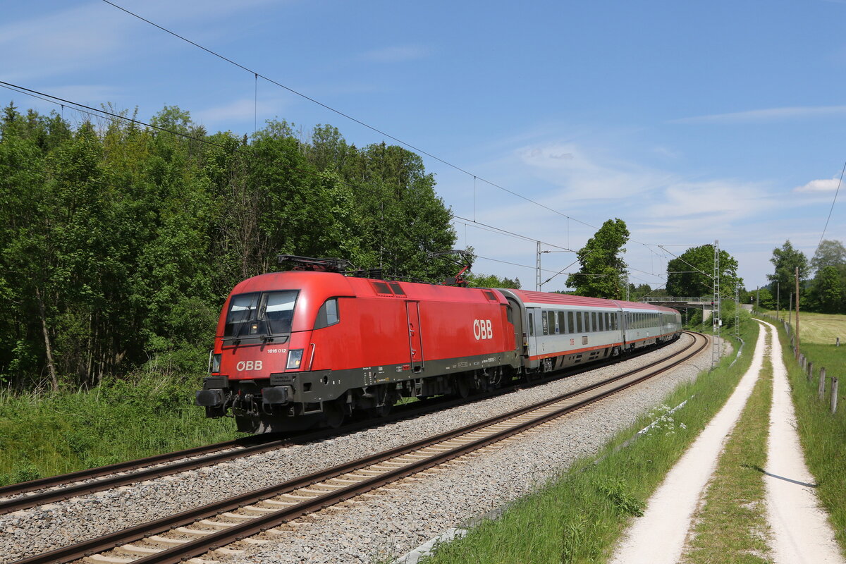 1016 012 war mit einem  EC  am 2. Juni 2021 bei Grabenst�tt in Richtung M�nchen unterwegs.