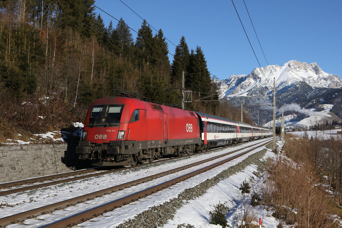 1016 017 war mit dem  Transalpin  am 3. Dezember 2025 bei Pfaffenschwend in Richtung Z�rich unterwegs.