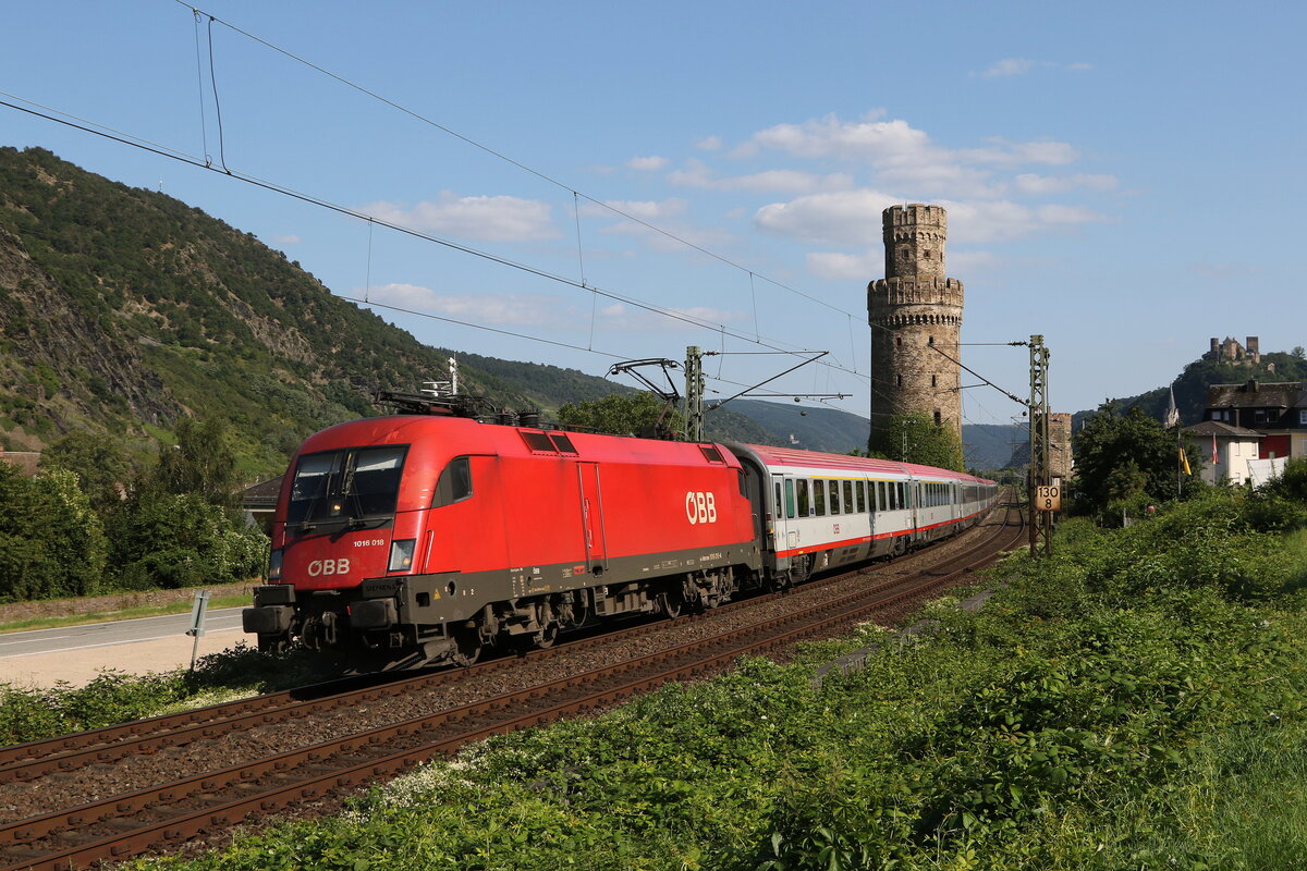 1016 018 war am 21. Juli 2021 mit einem  EC  bei Oberwesel in Richtung K�ln unterwegs.