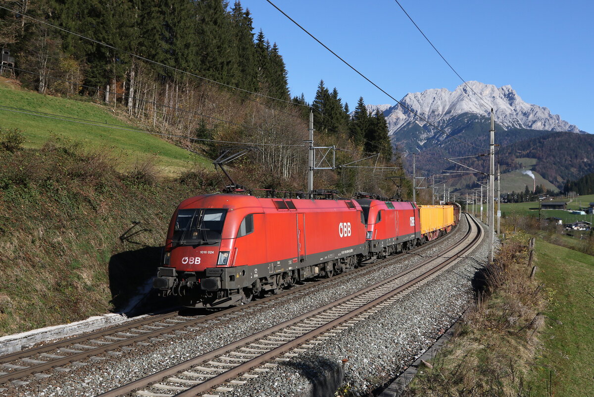 1016 024 und 1016 021 mit einem gemischten G�terzug auf dem Weg nach W�rgl. Aufgenommen am 4. November 2024 bei Pfaffenschwend.