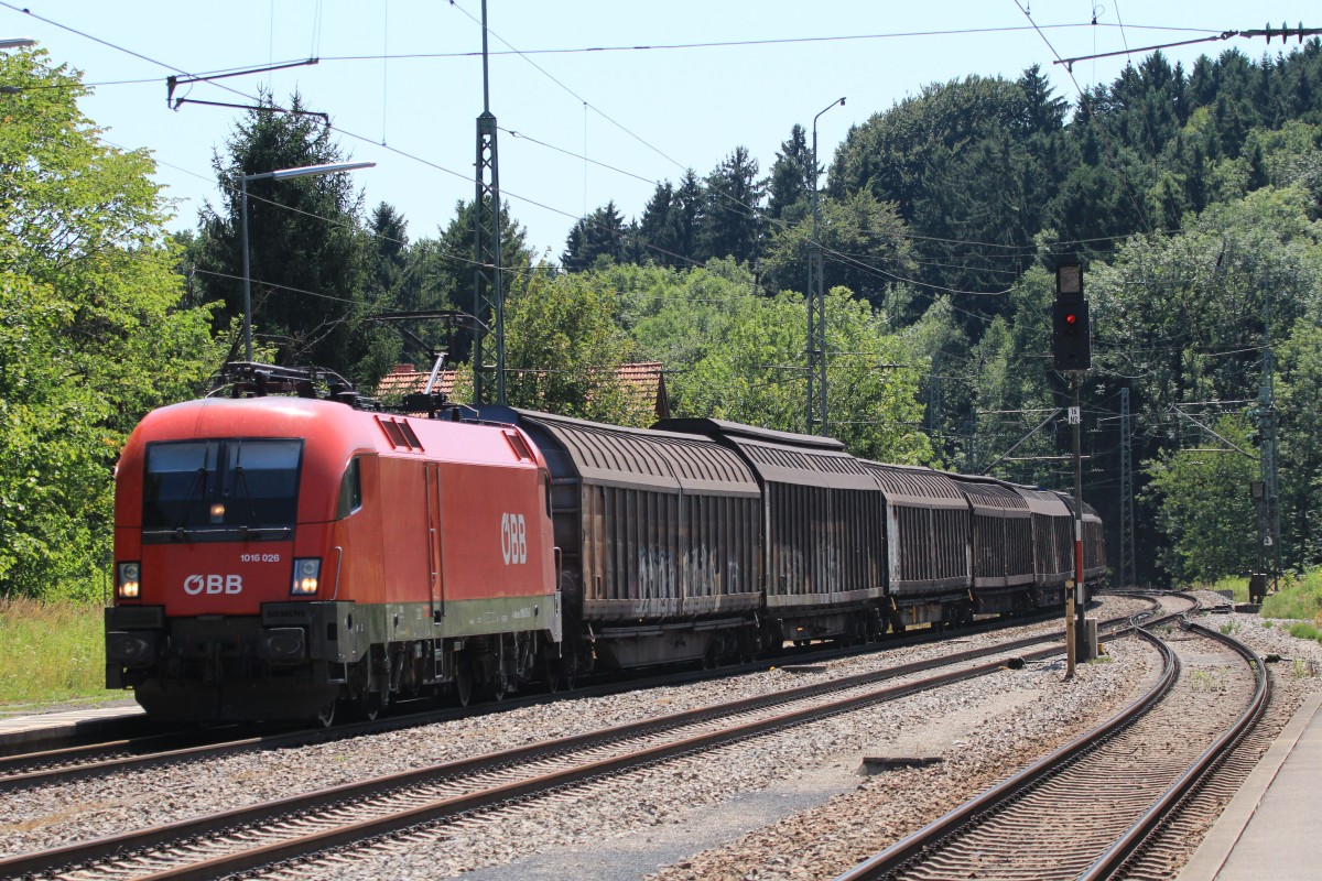 1016 026-5 konnten wir sieben Monate sp�ter nochmal an der gleichen Stelle fotografieren. Aufgenommen am 5. August 2013 in Assling.