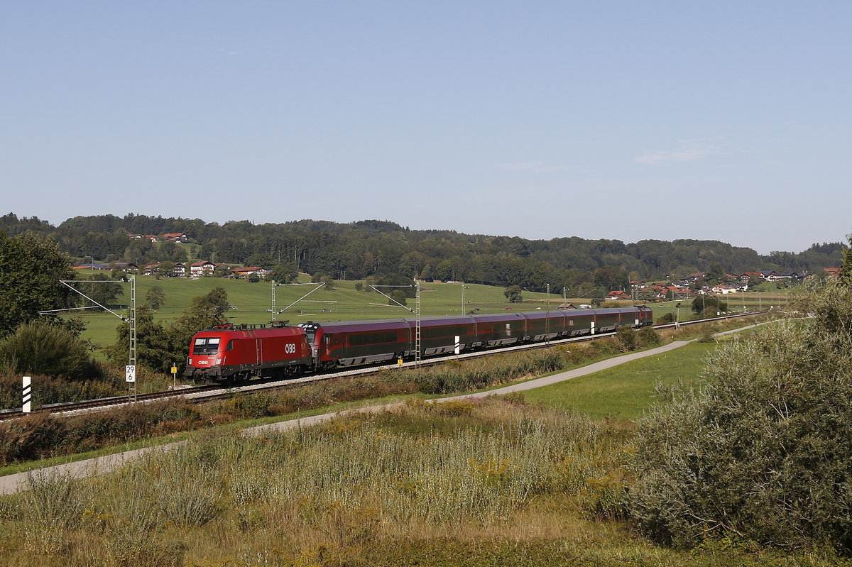 1016 026 war am 10. September 2018 als Zuglok vor einem  Railjet  im Einsatz. Aufgenommen auf dem Weg nach Salzburg bei Bernau am Chiemsee.