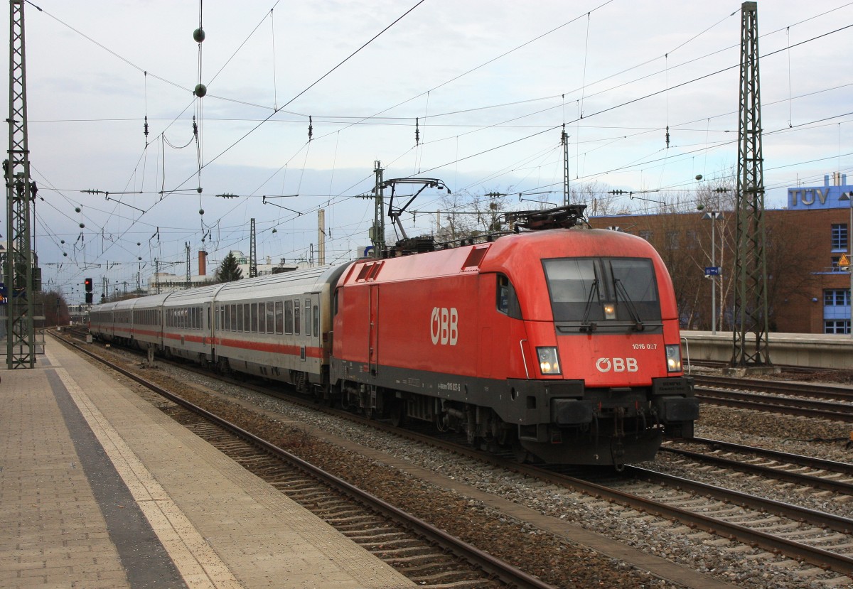 1016 027-5 durchf�hrt am 3. Januar 2014 den Bahnhof Heimeranplatz in M�nchen.