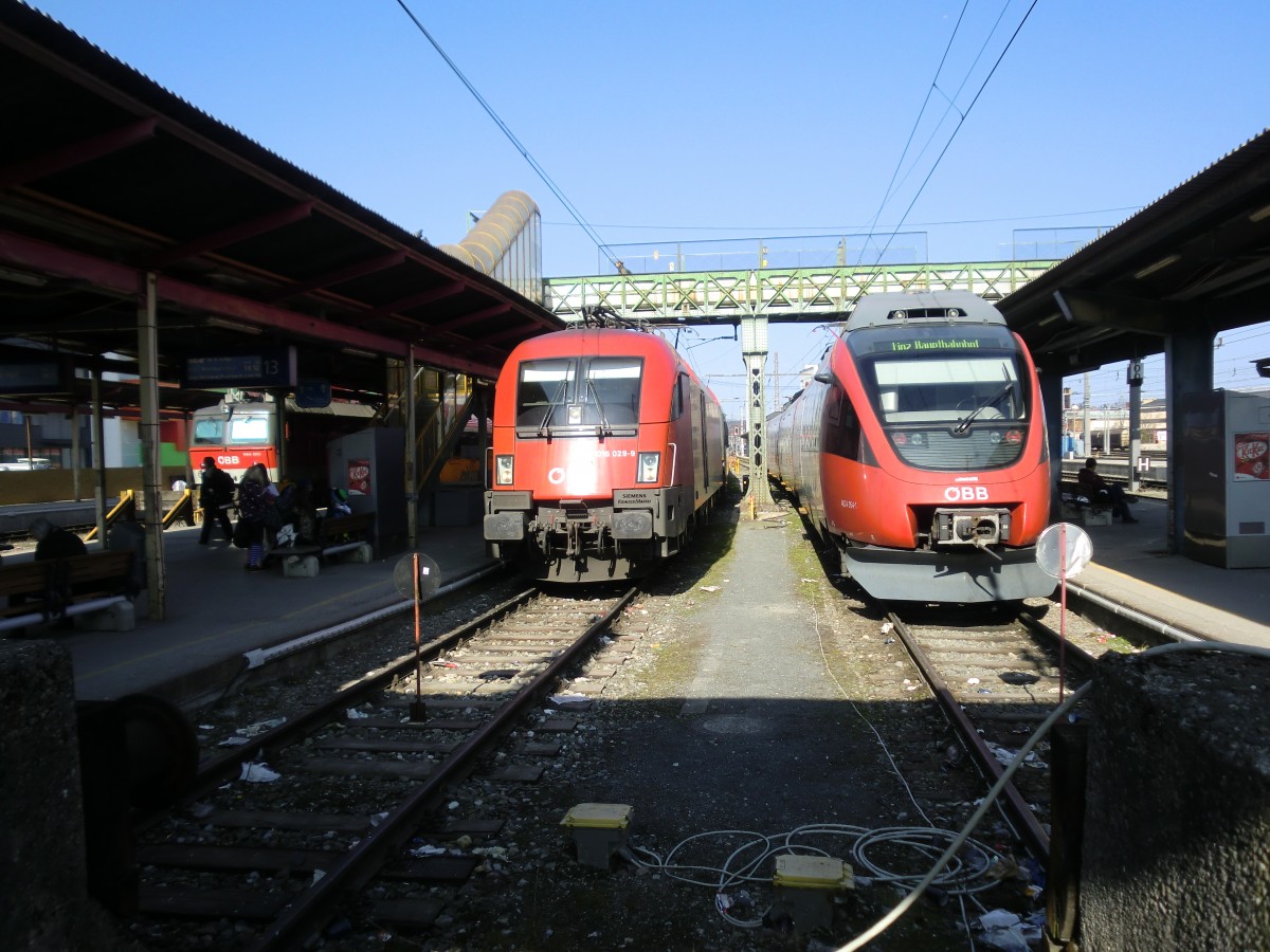 1016 029-9 und 4024 054-1 stehen am 8. M�rz 2011 im Salzburger Hauptbahnhof.