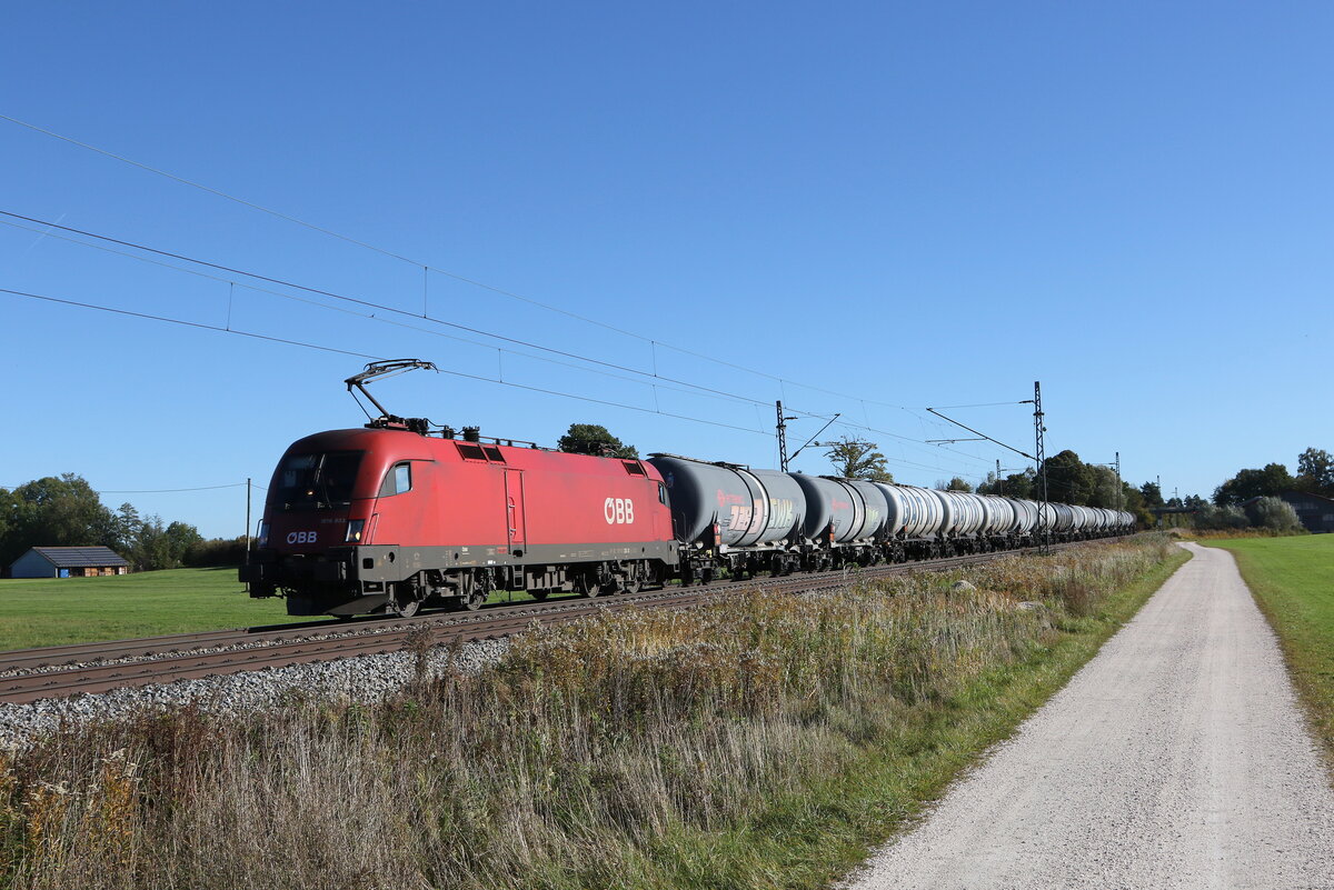 1016 033 mit einem Kesselwagenzug aus Salzburg kommend am 20. Oktober 2021 bei �berssee.
