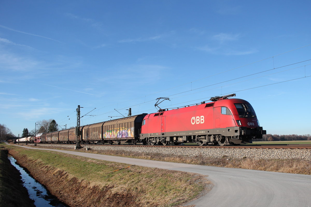 1016 037-4 war am 10. Dezember 2016 bei �bersee mit einem gemischten G�terzug in Richtung Freilassing unterwegs.