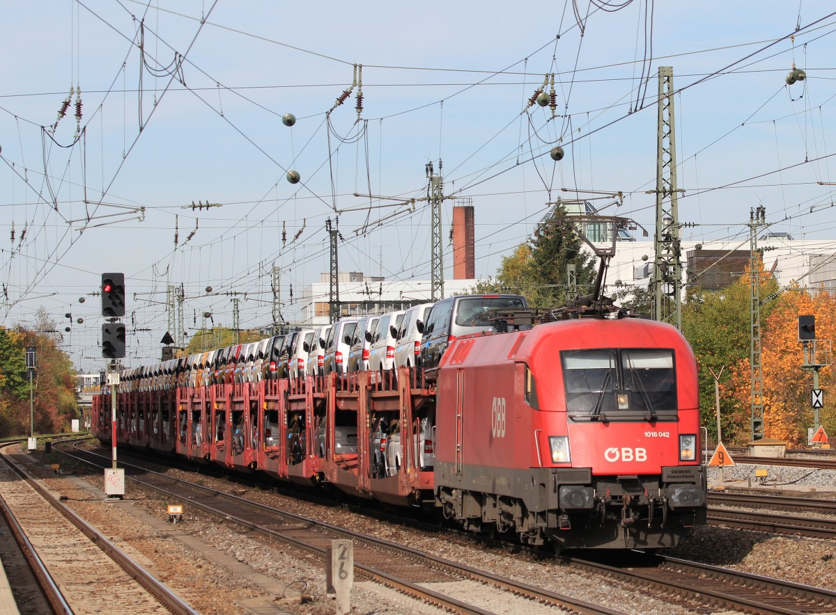 1016 042-2 am 21. Oktober 2013 mit einem Autozug in M�nchen-Heimeranplatz.