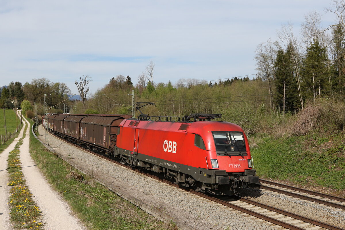 1016 049 mit einem gemischten G�terzug aus M�nchen kommend am 4. Mai 2021 bei Grabenst�tt im Chiemgau.