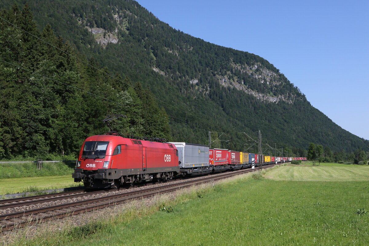 1016 049 mit einem  KLV  aus M�nchen kommend am 14. Juni 2023 bei Niederaudorf.