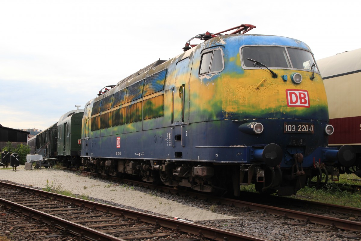 103 220-0 in der Lackierung des  Touristik-Zuges  steht im DB-Museum Koblenz-L�tzel. Aufgenommen am 22. August 2014.