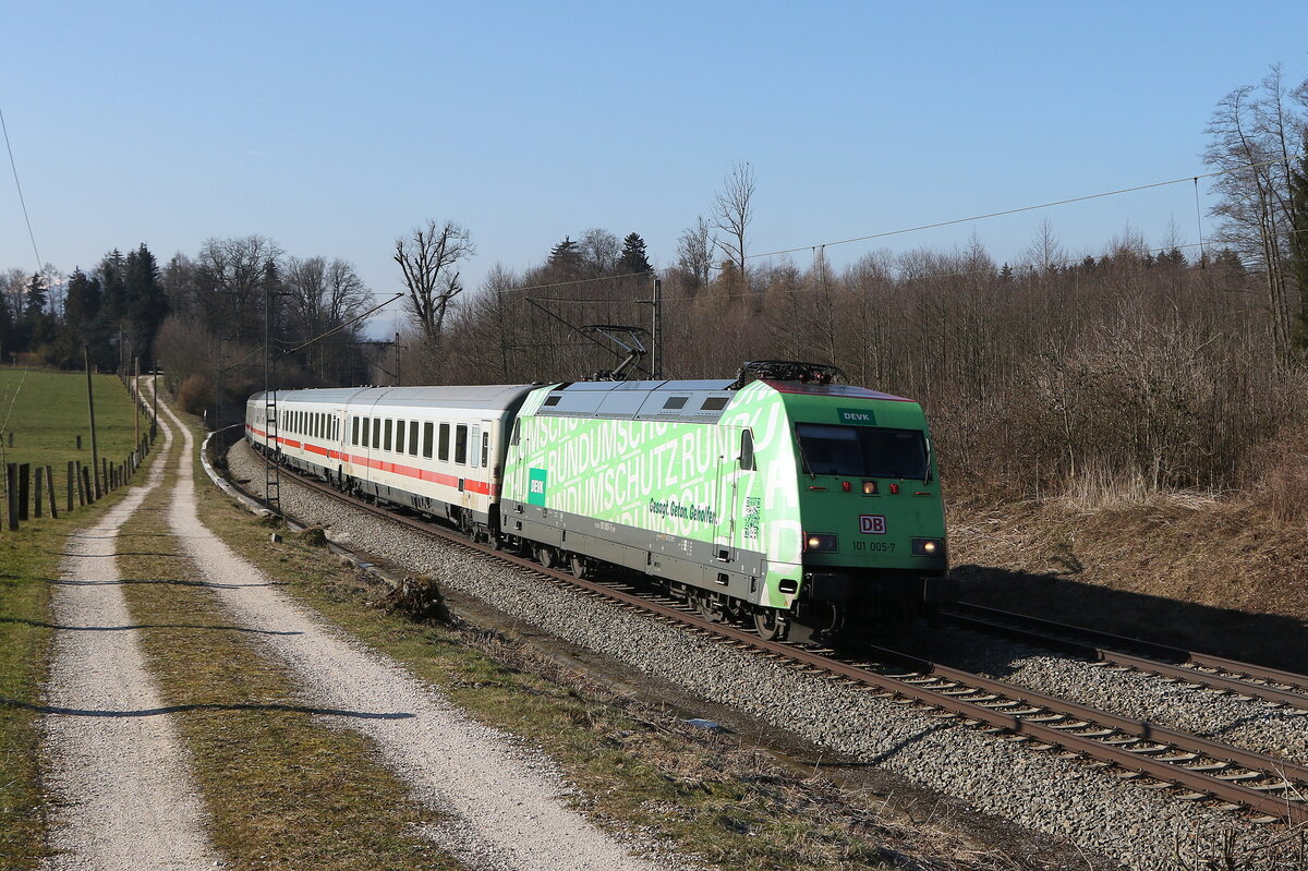 1101 005  DEVK  mit dem  EC 217  aus M�nchen kommend am 7. Februar 2023 bei Sossau im Chiemgau.