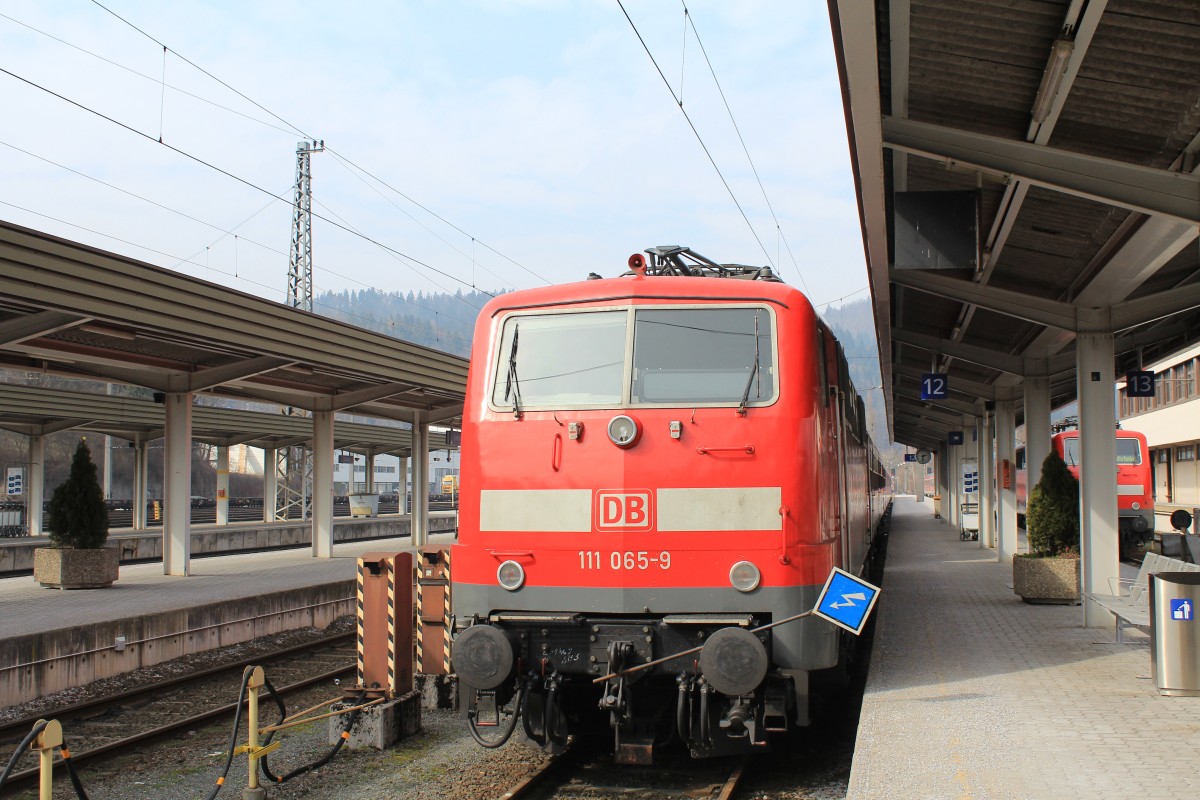 111 065-9 am 29. M�rz 2013 im Bahnhof von Kufstein/Tirol.
