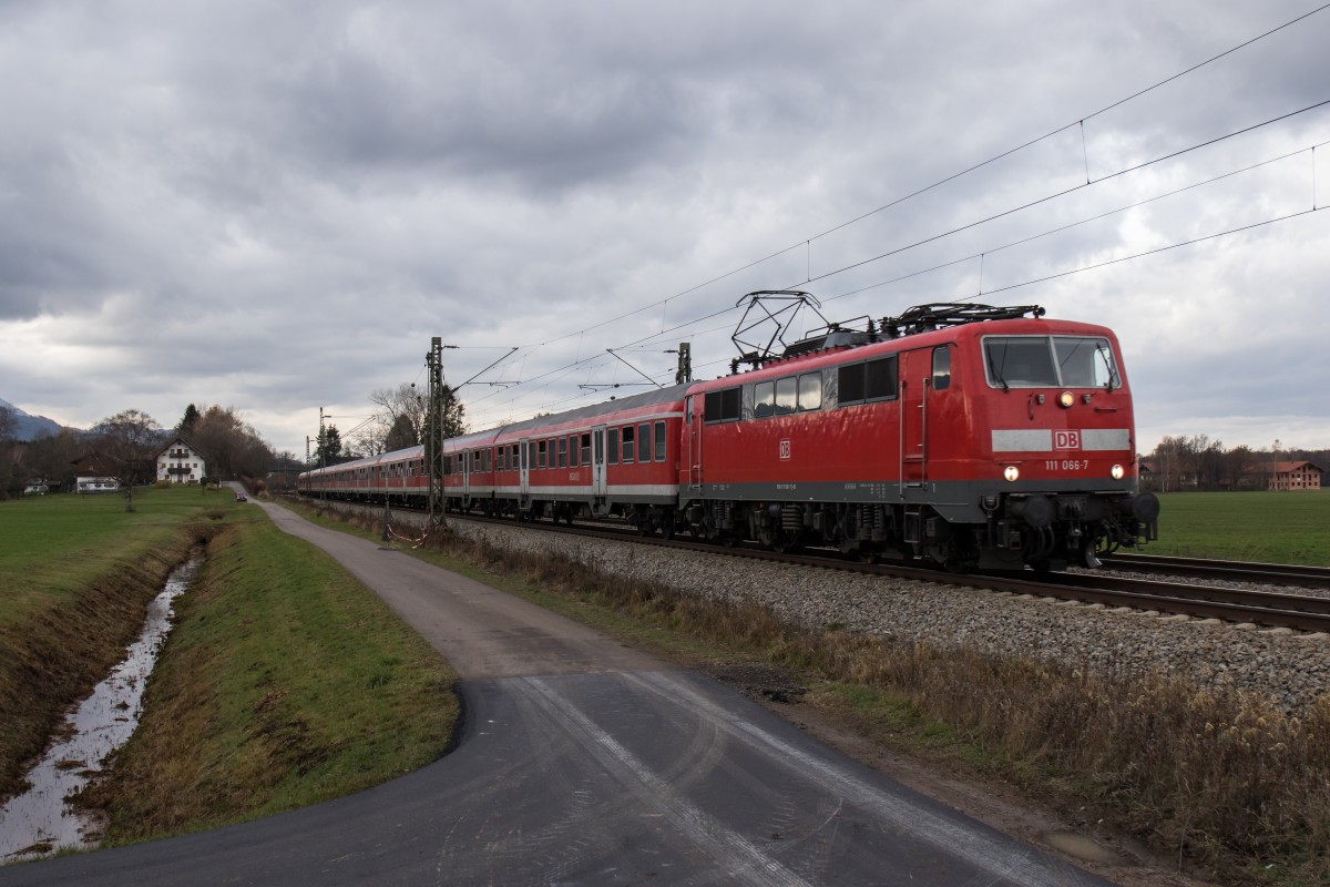 111 066-7 war am 14. November 2015 bei �bersee in Richtung Freilassing unterwegs.